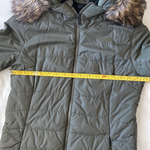 North Face Water Resistant Jacket w/Faux Fur - Picture 7 of 8